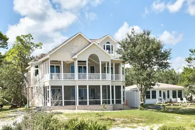 Image de 3-Story Oceanfront Brick Home on St. Teresa Beach | 2 outdoor showers, 2 kitchen