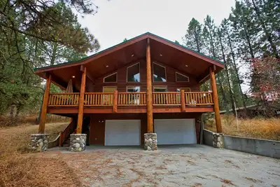 Image de Cascade Multi-Family Cabin - 1 Block to Lake Cascade and Golf Course - Game room - Wood stove