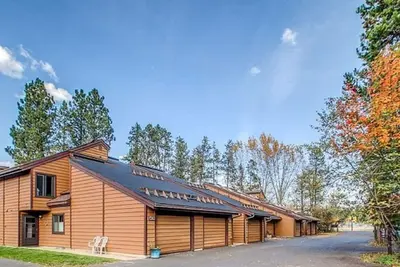 Image de Laid Back Lounge: Seasonal Pool and Tennis Court, Close to Golf Course