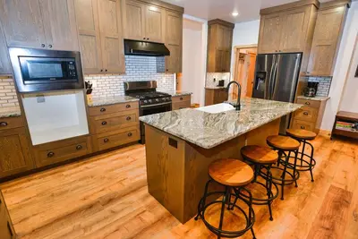 Image de White Bark Lodge - Secluded - 8 person Hot Tub - Fire Pit - WiFi