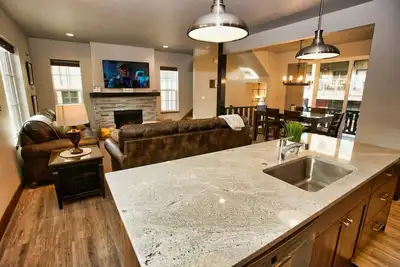 Image de Suite Retreat: Short Walk to Downtown McCall, A/C, Propane Fireplace