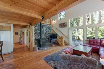 Image de Sharlies Nest - Second Tier Lake Home - Neighborhood Private Shoreline Access