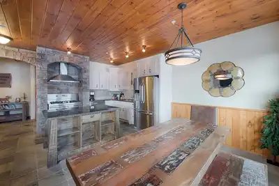 Image de TimberCrest Downtown Lakeview Condo North: Lakeview Balcony, A/C, Downtown