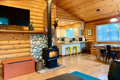 Image de The Park Chalet - Rustic charm - Downtown - Lake - Restaurants - WiFi - Wood Stove