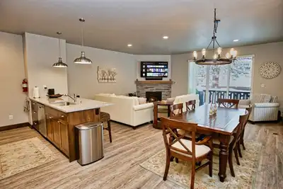 Image de Silverpine Hideaway - Downtown townhome w/Ac & Ev charging - Walk to lake, shops, & dining
