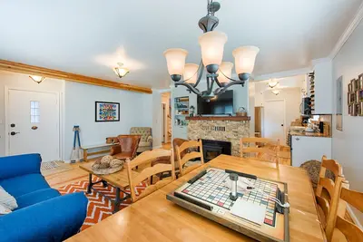 Image de Park Street Cottage: Pet friendly w/ fire pit and hot tub, downtown, walk to Lake