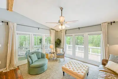 Image de Lakefront dog-friendly getaway w/ private dock, firepit, game room, & Ev charger