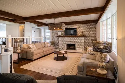 Image de Beautifully renovated 3, 800 sq ft house between 2 federal lakes