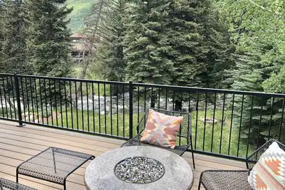 Image de Spacious cabin on Gore Creek with huge deck and yard, steps to bus stop and park