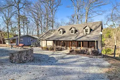 Image de The Captains Quarters in Rogers w/ Covered Porch!