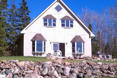 Image de Beautiful waterfront cottage with perfect views of sunsets and freighters