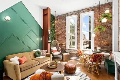 Image de Boho-chic character loft in the heart of the city - Perfect for remote workers!