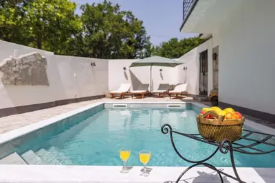 Image de Unique mediterranean stone house with pool