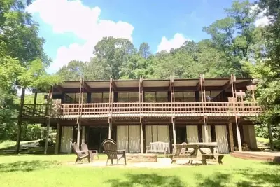 Image de Beautifully open and spacious lodge on a beautiful 350 acre private property