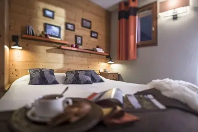 Image de Appartement de 100m² cheminée avec cinq chambres pour 10 personnes