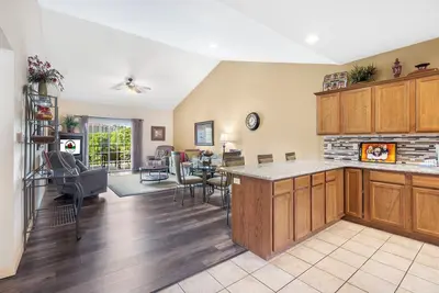 Image de 2Peaceful Top Floor Branson Retreat with Golf Views and Cozy Comforts