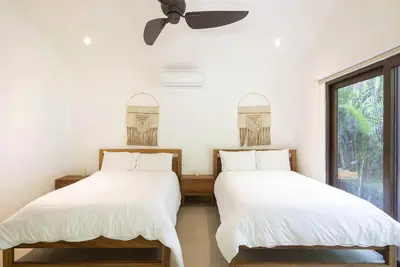 Image de Nekáui, Quadruple Pool View Room