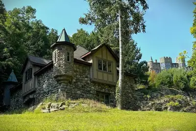Image de 'The Castle Gatehouse' of Highlands Castle