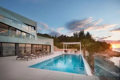 Image de Villa avec piscine à débordement, jacuzzi et vue mer