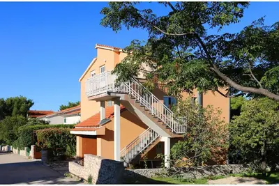 Image de 15 persons<br>House with 4 apartments<br>Climatization tv and satelyte system <br>Parkin<br>