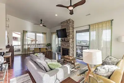 Image de Upscale Pine Getaway Near Trails & Dining