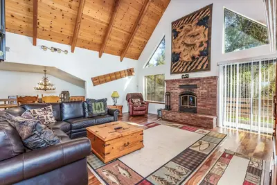 Image de Stimboli Lodge- Sleeps 16 with tons of games and fun