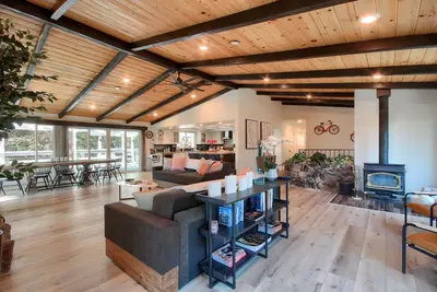 Image de Doe Cabin Hot Tub/Playground/Game Room and more!