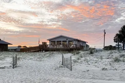 Image de ~~~Pura Vida~ Beach Front Coastal Cottage~~Free Ev Charger~~Dog Friendly~~~