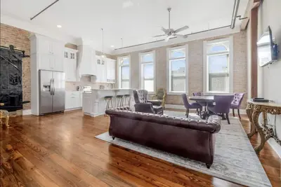 Image de Historic downtown apartment with a view