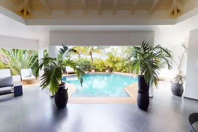 Villa 1 chambre idéale couples - Belle piscine et verdure - Quartier calme