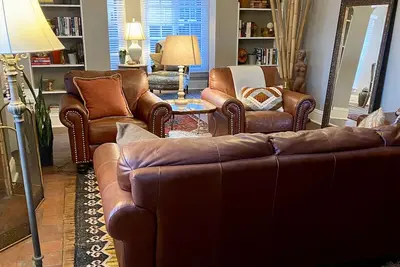 Old World Charm Flat in Upscale Neighborhood