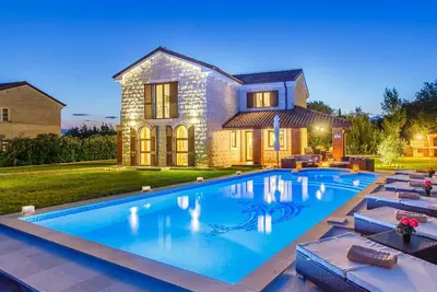 Villa Kamenica avec piscine extérieure et intérieure et sauna