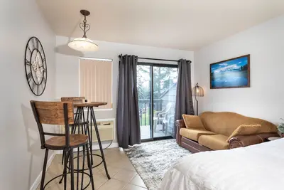 Image de Cozy condo w/stunning waterfront views & private balcony - Waterfront Studio with Great Views