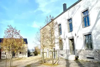 Image de Élégant manoir à flanc de colline