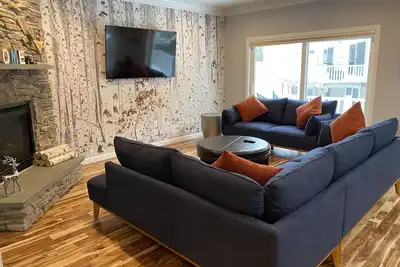 Image de Modern Premium Townhome at Forest Ridge. Shuttle to Loon. Pool & Tesla charger!