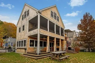 Image de 1/4 Acre Woods on Lake Waukewan!