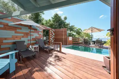 Image de Maison de vacances « Las Hermanas Ii » avec vue mer et montagne, piscine partagée et jardin