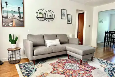 Image de Mid-Century Inspired Apartment; Pet Friendly, Close to Downtown and Ucmc