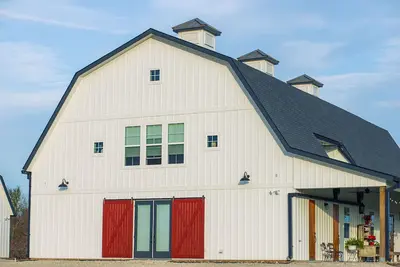 Image de White Gambrel Style Barn