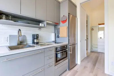 Image de Downtown Suite close to the Beach (pet-friendly)