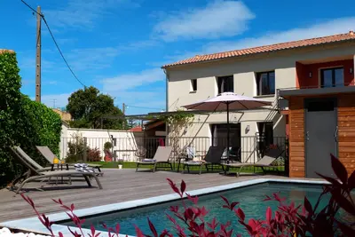 Image de Gîte en Provence piscine chauffée et jardin, proche centre-ville