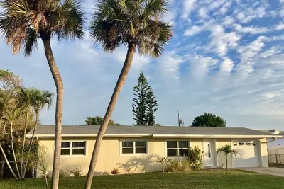 Image de Space Coast 3/2 Beach House - Five minutes to the beach