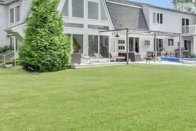 Southampton. south of highway. House very open, spacious and sunny. Mod decor