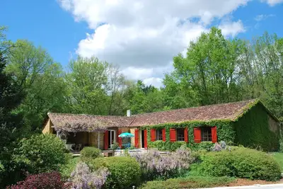 Image de Grande maison en pierre entre forĂŞt et champs avec piscine