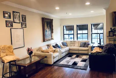 Image de Gorgeous Villa style Condo by Universal Studios, Farmers Market, & Ventura Shops