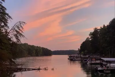 Image de Husky Lake House on Lanier - Long Term Availability