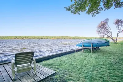 Image de Lakeside Retreat - Peak Fall Colors, Fire Pit, Hiking, Near Lake Mi