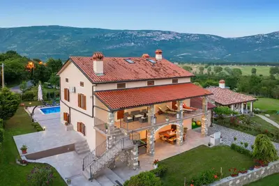 Image de Maison confortable à Krsan avec jacuzzi