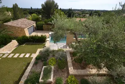 Image de Villa contemporaine avec piscine à débordement et vue incroyable