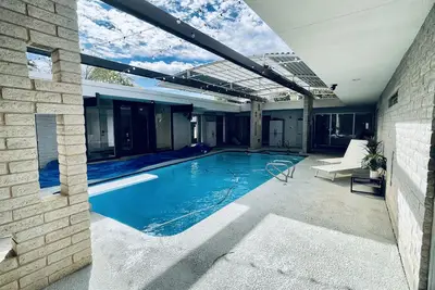 Image de Indoor Heated Pool! Home Gym, 3 bd/3bath, Perfect Location!